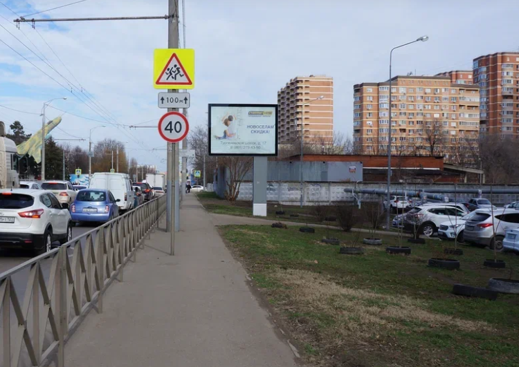 Фотография рекламного носителя, тип: Ситиборд 2.7x3.7, адрес: ул. Дзержинского, рядом 54/4, Краснодар, Краснодарский край, Россия. Сторона А №1084387