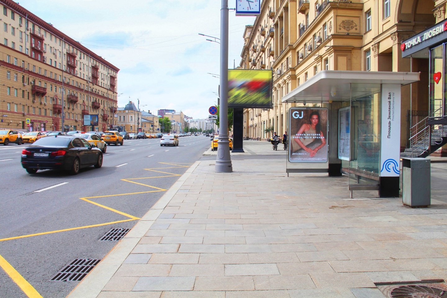 Фотография рекламного носителя, тип: Остановка 1.8x1.2, адрес: Земляной вал ул., д.13с1, Москва, Россия. Сторона Ah1-Ah10 №1075030