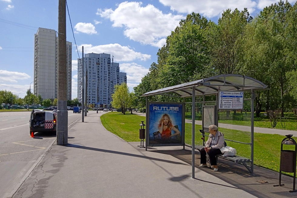 Фотография рекламного носителя, тип: Остановка 1.8x1.2, адрес: Хачатуряна ул. Х Отрадная ул., д.2, поз.2, Москва, Россия. Сторона А №936057