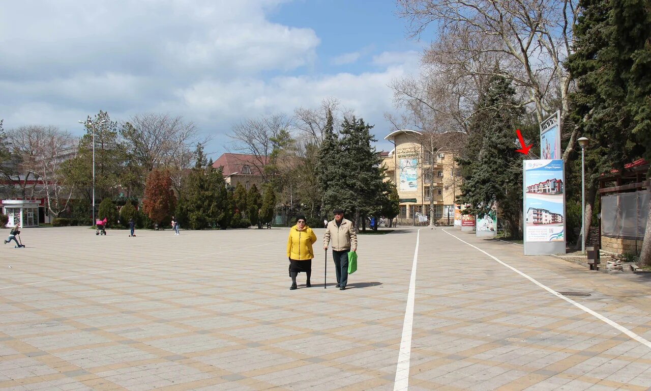 Фотография рекламного носителя, тип: Пиллар 3x1.4, адрес: Театральная пл., ЦНК Родина, Анапа, Краснодарский край, Россия. Сторона А №785108