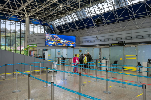 Фотография рекламного носителя, тип: Лайтбокс, адрес: Аэропорт «Адлер», Мира ул., д.50, Адлер, Краснодарский край, Россия. Сторона/вариант №1056197