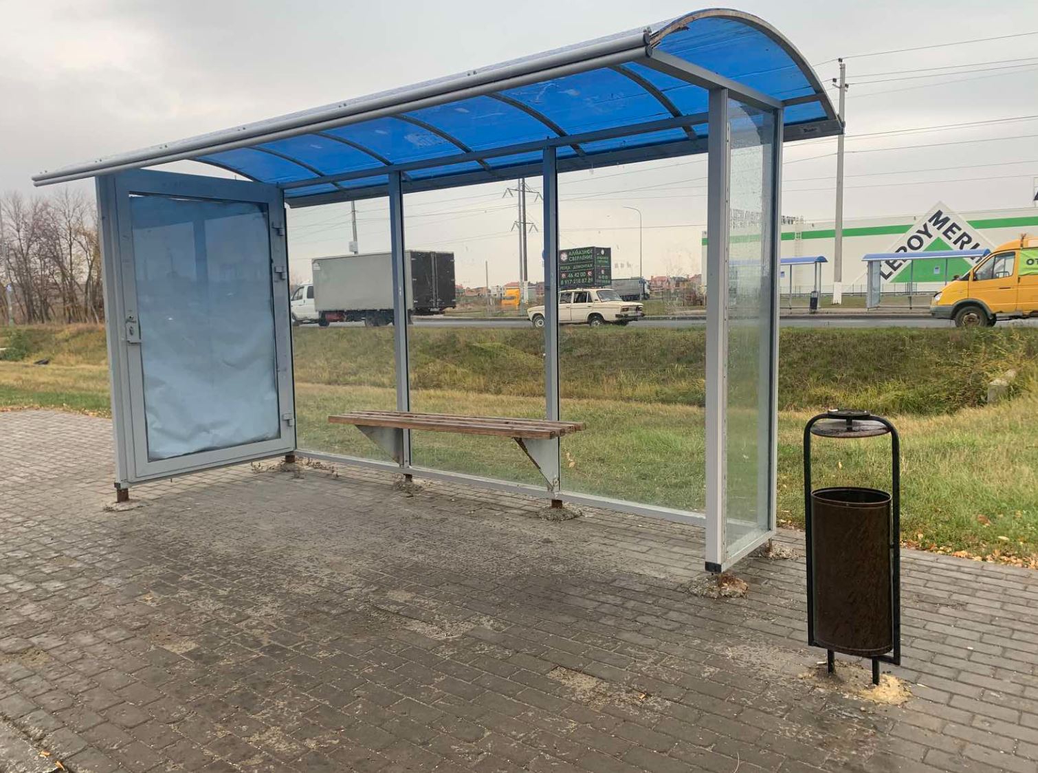 Фотография рекламного носителя, тип: Остановка 1.8x1.2, адрес: Усть-Курдюмская ул., ТЦ "Леруа Мерлен", поз.3, Саратов, Саратовская область, Россия. Сторона A №842078