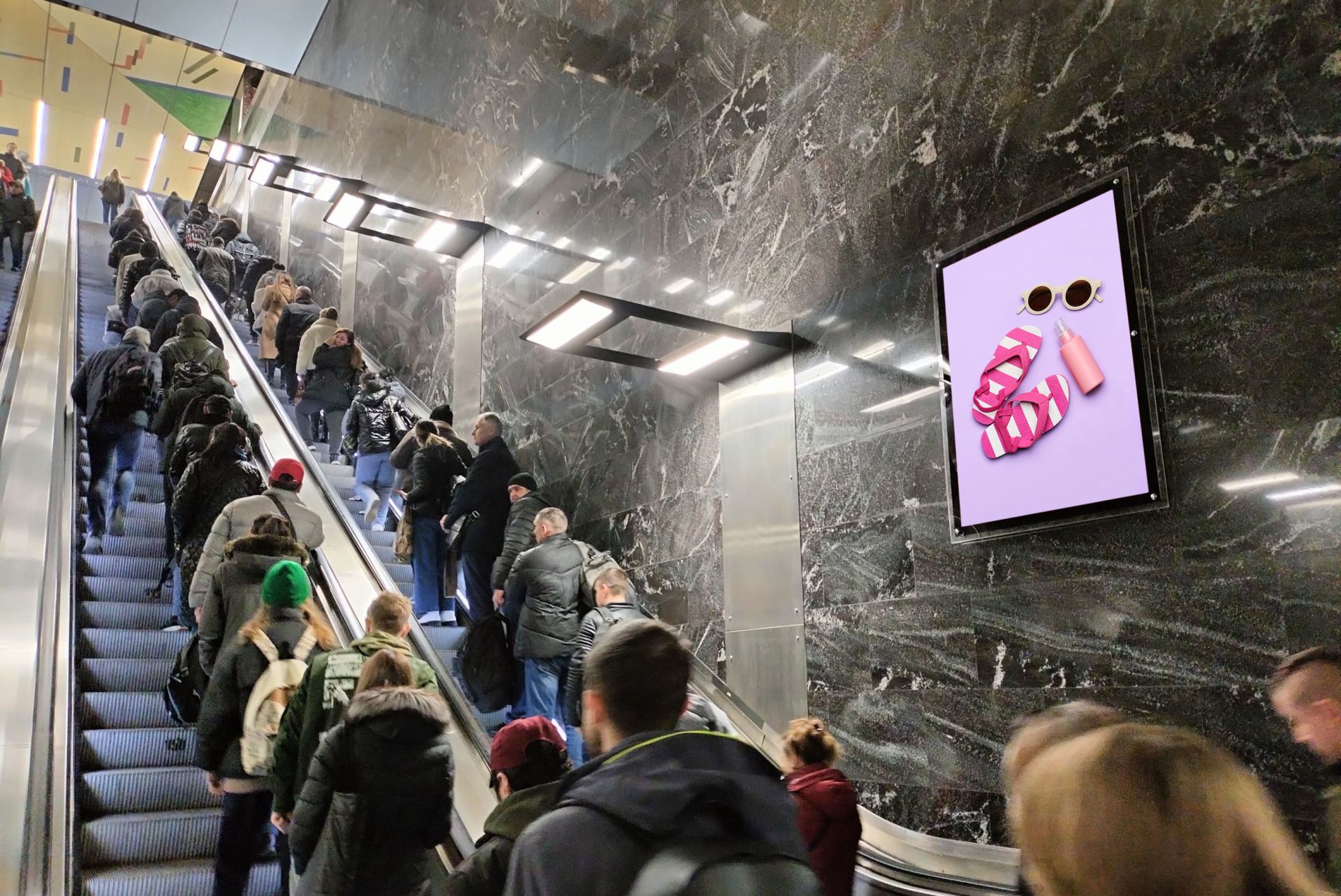 Фотография рекламного носителя, тип: Кристалайт, адрес: Станция метро «Хорошевская», линия Большая кольцевая, Москва, Россия. Сторона/вариант A №1055255