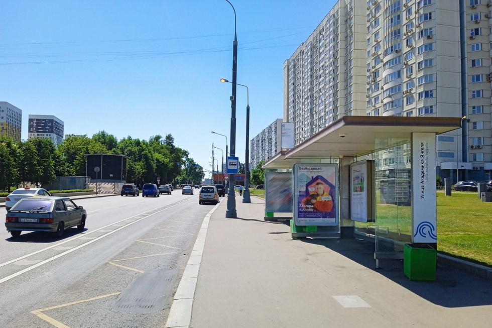 Фотография рекламного носителя, тип: Остановка 1.8x1.2, адрес: Варшавское ш., д.152А, ост. м. Академика Янгеля ул., поз.1, Москва, Россия. Сторона А №995421