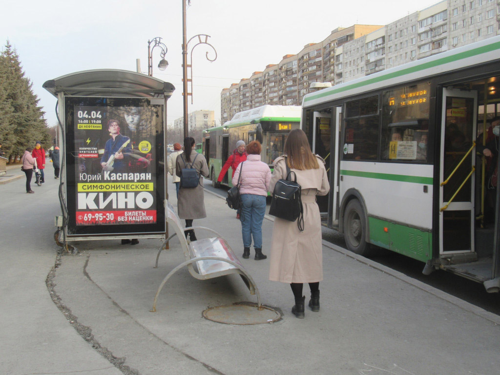 Фотография рекламного носителя, тип: Остановка 1.8x1.2, адрес: Республики ул., д.83а, Тюмень, Тюменская область, Россия. Сторона А №870247