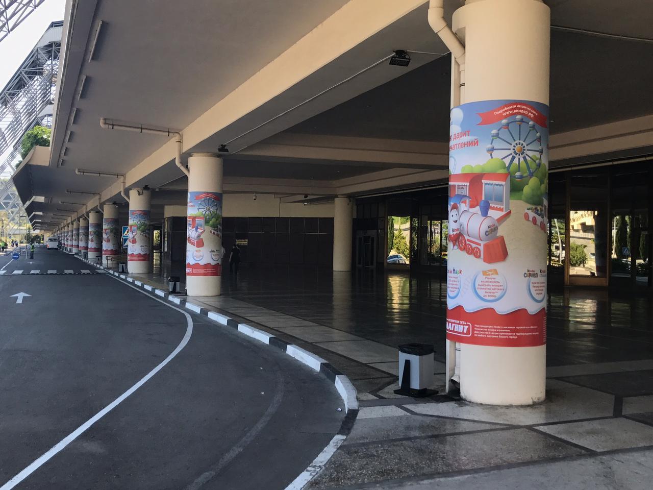 Фотография рекламного носителя, тип: Постер/баннер, адрес: Аэропорт «Адлер», Мира ул., д.50, Адлер, Краснодарский край, Россия. Сторона/вариант №1076216