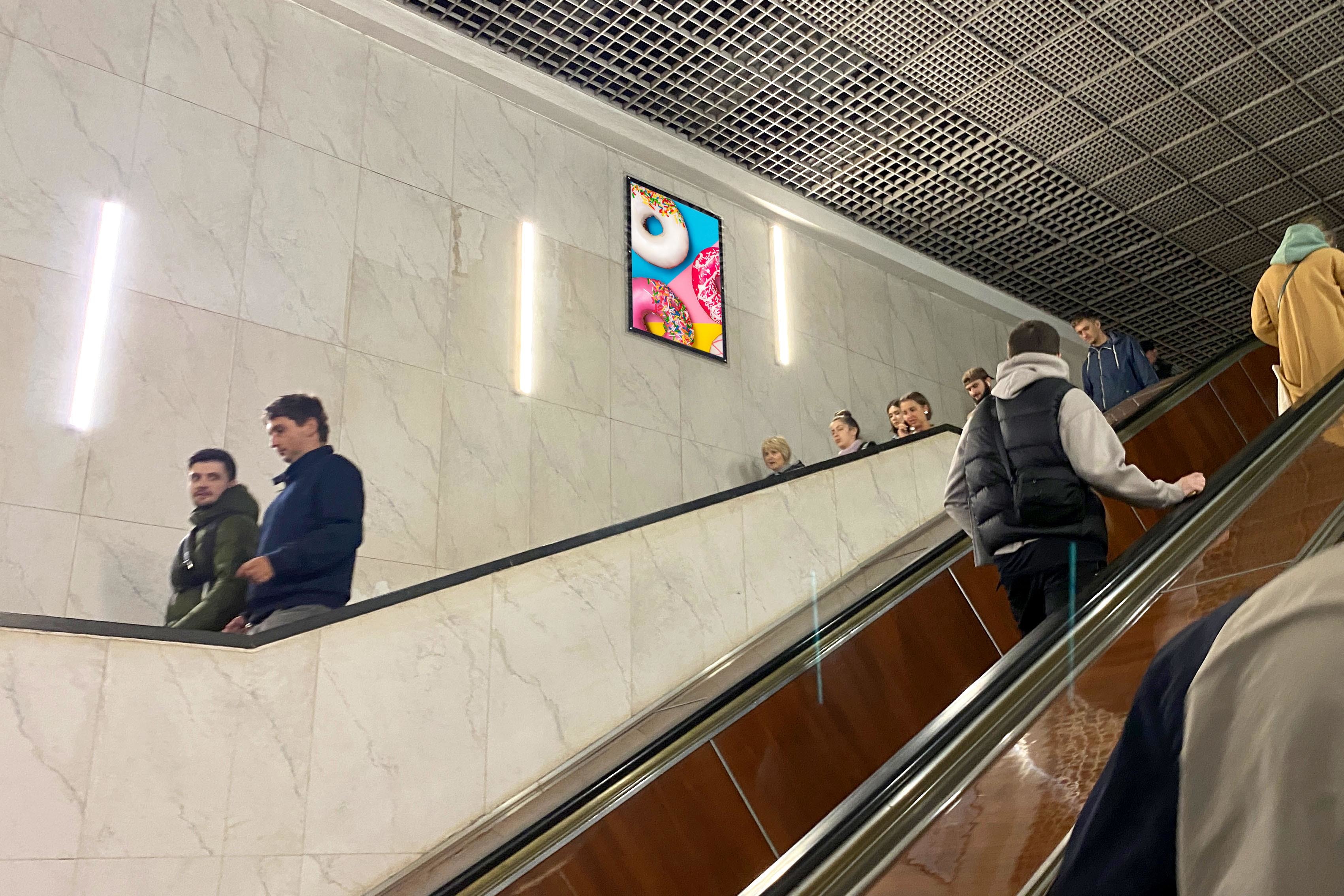 Фотография рекламного носителя, тип: Кристалайт, адрес: Станция метро «Беговая», линия Таганско-Краснопресненская, Москва, Россия. Сторона/вариант №1001845