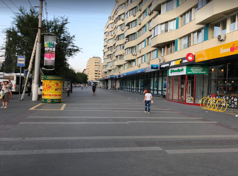 Фотография рекламного носителя, тип: Панель-кронштейн, адрес: Ленина пр-т., ост. Дом Союзов, Волгоград, Волгоградская область, Россия. Сторона А №1096138