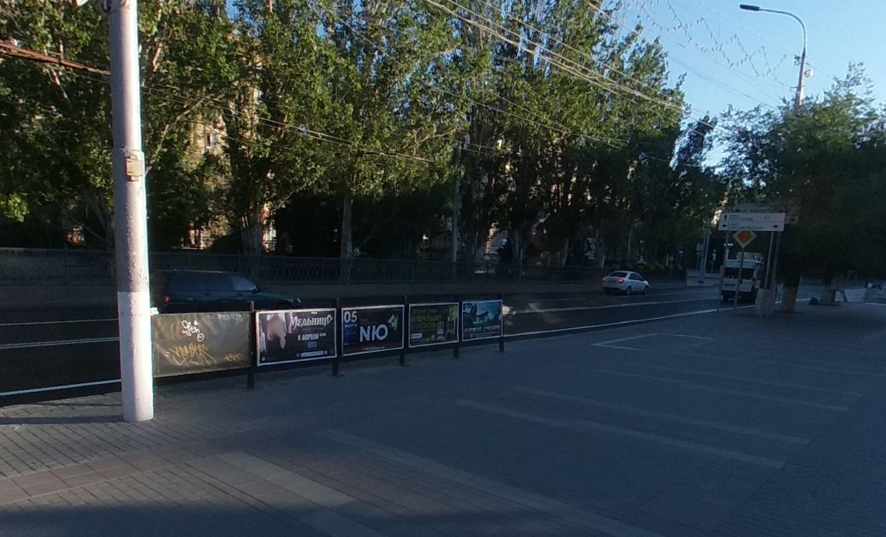 Фотография рекламного носителя, тип: Дорожное ограждение, адрес: Ленина пр-т., ост. Комсомольская, Волгоград, Волгоградская область, Россия. Сторона B1 №1072397