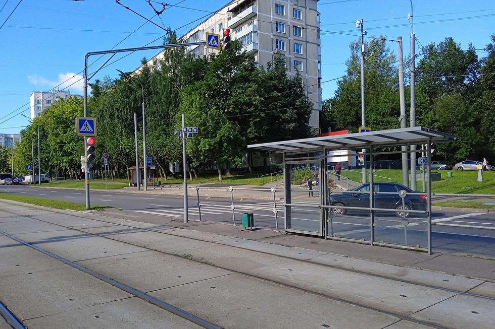 Фотография рекламного носителя, тип: Остановка 1.8x1.2, адрес: Чертановская ул., д.53, корп.1, ост. Чертановская улица, 53, из центра, поз.2, Москва, Россия. Сторона А №1012626