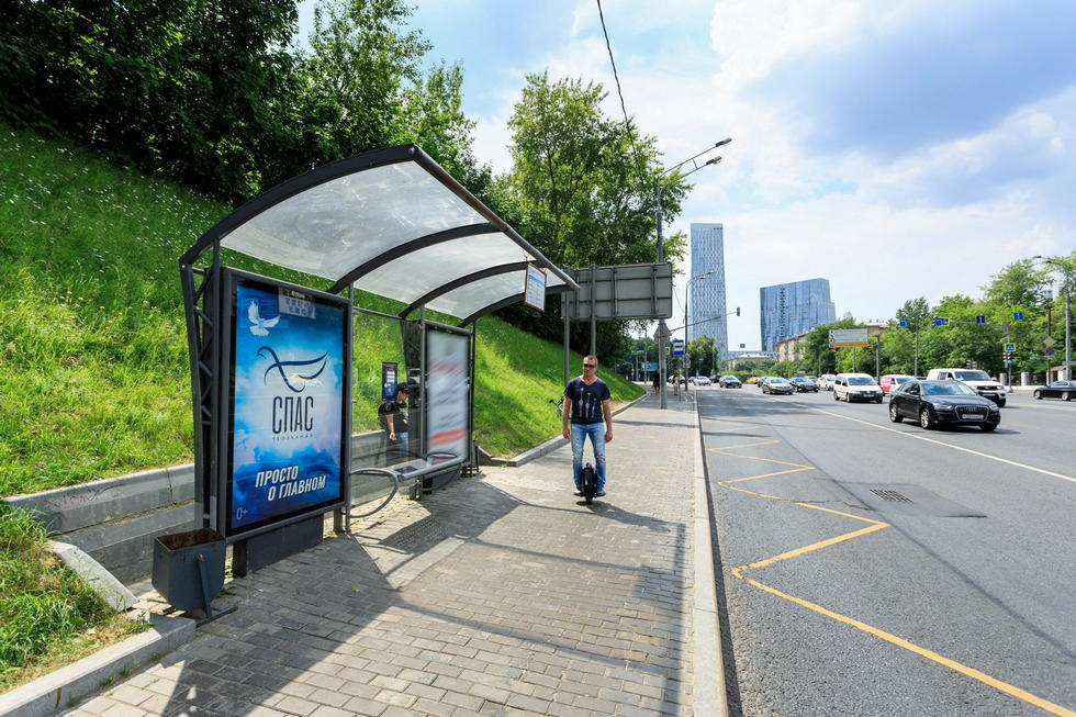 Фотография рекламного носителя, тип: Остановка 1.8x1.2, адрес: Воробьевское ш., д.4, Москва, Россия. Сторона А2 №556579