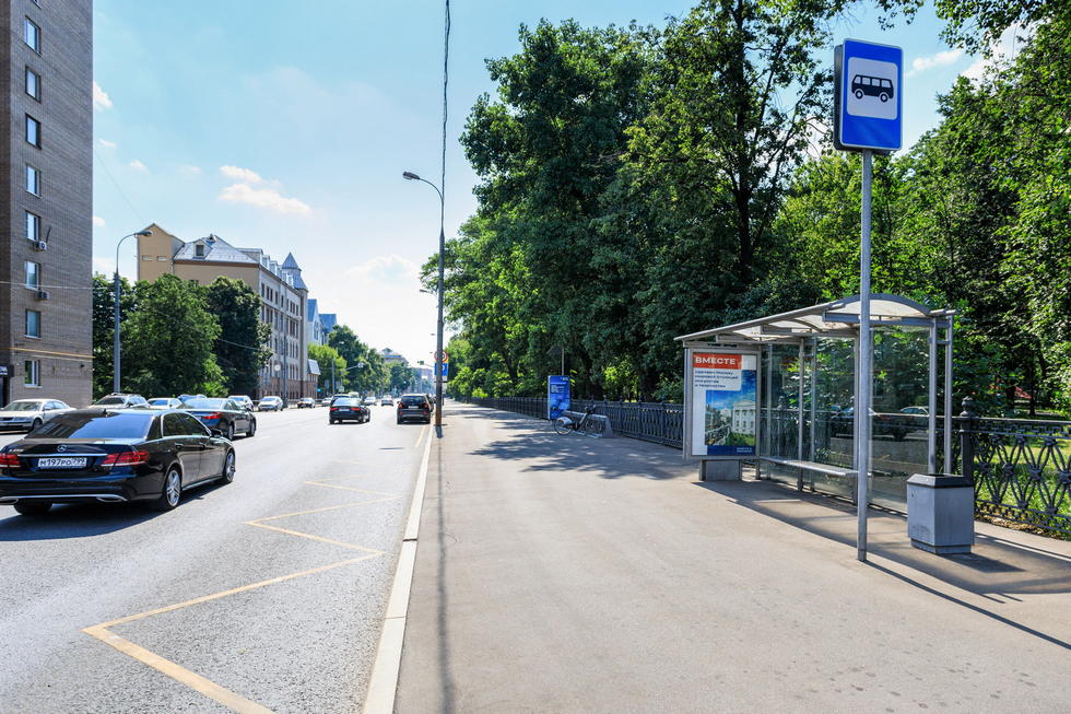 Фотография рекламного носителя, тип: Остановка 1.8x1.2, адрес: Пироговская Б. ул., д.5, Москва, Россия. Сторона А №557051