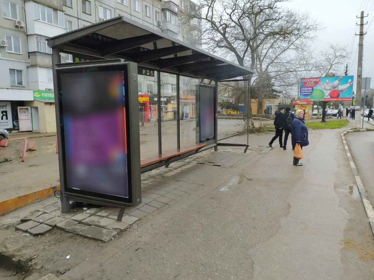 Фотография рекламного носителя, тип: Остановка 1.8x1.2, адрес: Орджоникидце ул., ост. Институт, Керчь, Республика Крым, Россия. Сторона Б1 №797025