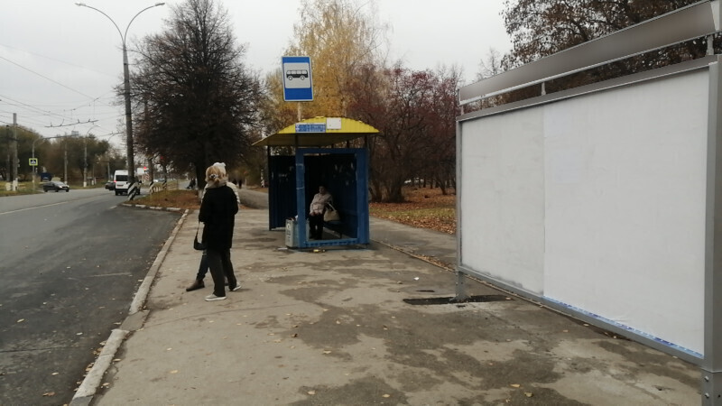 Фотография рекламного носителя, тип: Афиша 1.75x1.8, адрес: Революционная ул., остановка «Аптека», поз.2, Тольятти, Самарская область, Россия. Сторона A2 №1093969