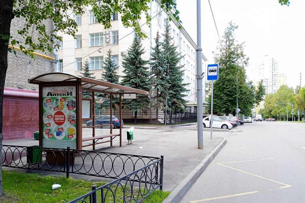 Фотография рекламного носителя, тип: Остановка 1.8x1.2, адрес: Кедрова ул., ост. "Магазин "Морозко", Москва, Россия. Сторона Б №927730