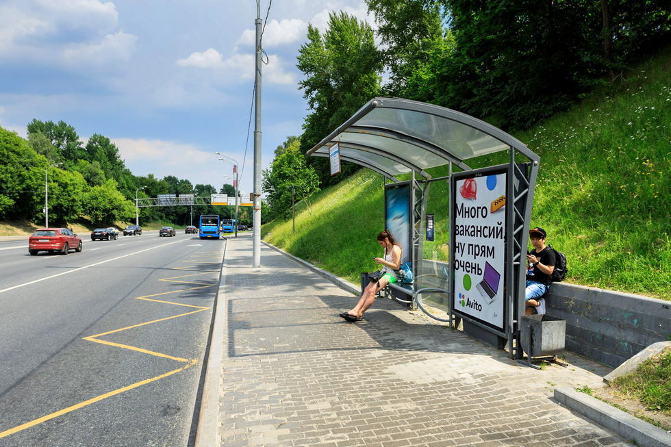 Фотография рекламного носителя, тип: Остановка 1.8x1.2, адрес: Воробьевское ш., д.4, Москва, Россия. Сторона А1 №556578