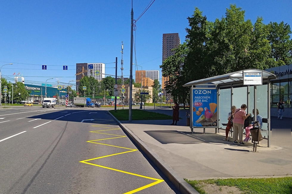 Фотография рекламного носителя, тип: Остановка 1.8x1.2, адрес: Полярная ул., д.18, Москва, Россия. Сторона А №307470