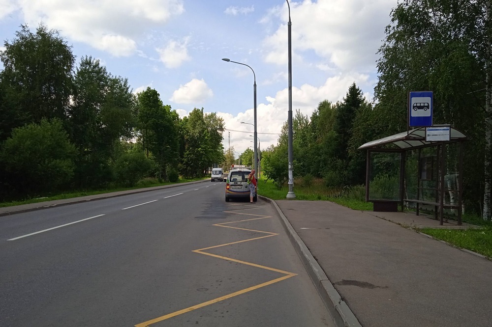 Фотография рекламного носителя, тип: Остановка 1.8x1.2, адрес: Киевское ш., 46К-3230, Москва, Россия. Сторона А №1053170