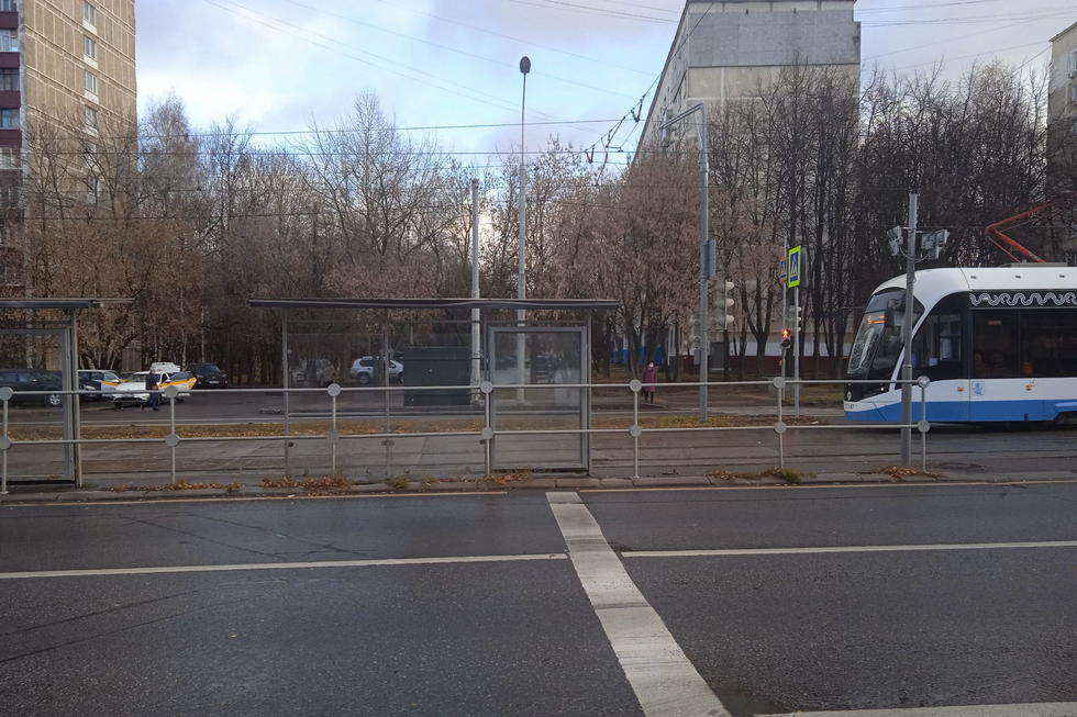 Фотография рекламного носителя, тип: Остановка 1.8x1.2, адрес: Чертановская ул., д.53, корп.1, ост. Чертановская улица, 53, из центра, поз.2, Москва, Россия. Сторона Б №1012627