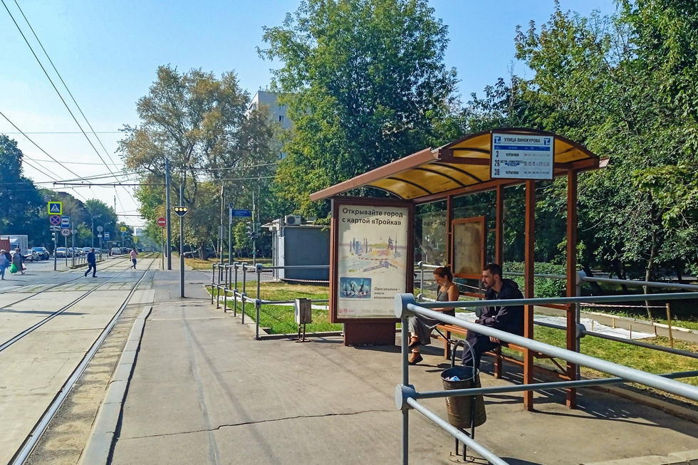 Фотография рекламного носителя, тип: Остановка 1.8x1.2, адрес: Черемушкинская Бол. ул., д.8, корп.1, Москва, Россия. Сторона A №310949