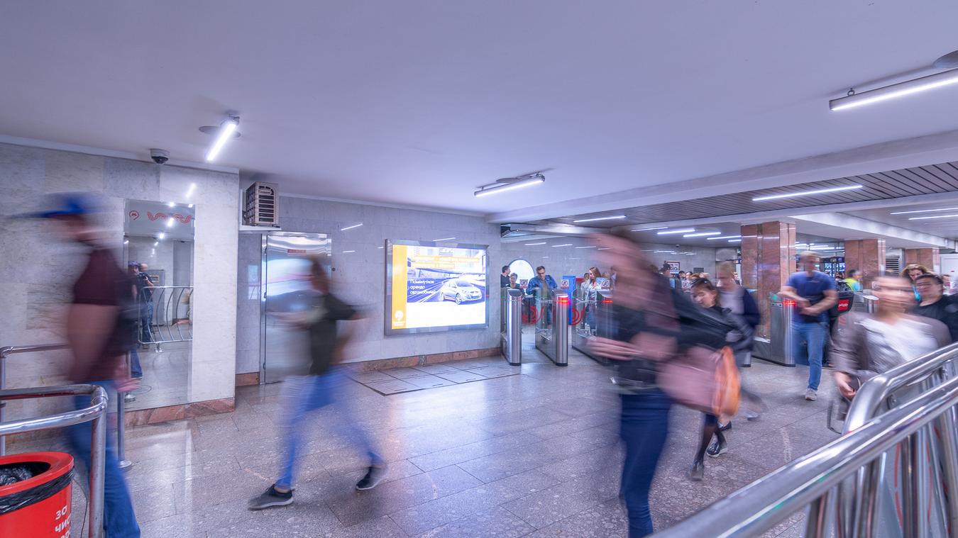 Фотография рекламного носителя, тип: Лайтбокс, адрес: Станция метро «Дмитровская», линия Серпуховско-Тимирязевская, Москва, Россия. Сторона/вариант 2 №822097