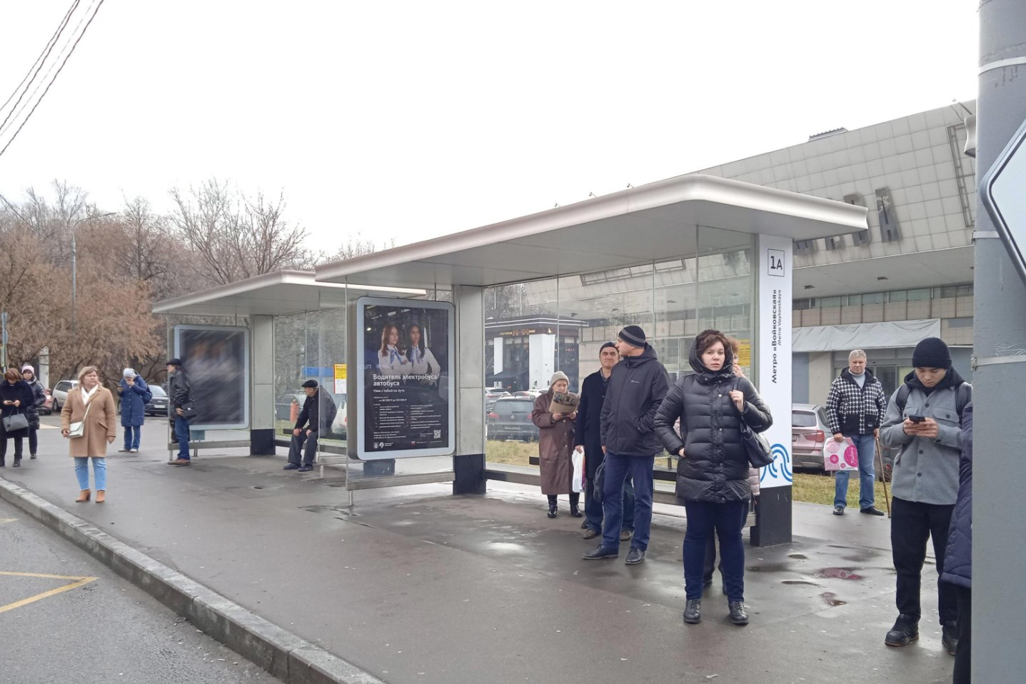 Фотография рекламного носителя, тип: Остановка 1.8x1.2, адрес: Старопетровский пр-зд., ост. "Метро "Войковская"", поз.2, Москва, Россия. Сторона А №1084971