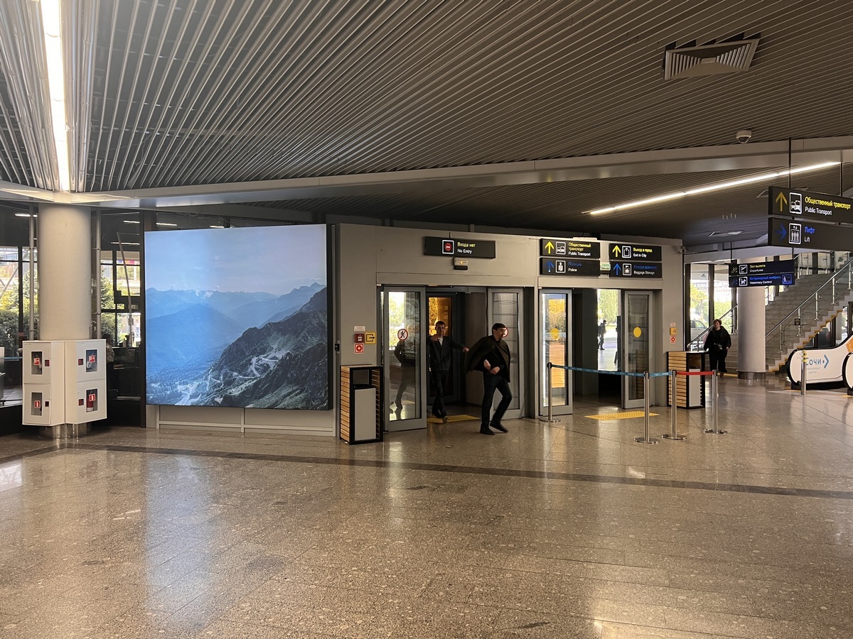 Фотография рекламного носителя, тип: Лайтбокс, адрес: Аэропорт «Адлер», Мира ул., д.50, Адлер, Краснодарский край, Россия. Сторона/вариант №1076215