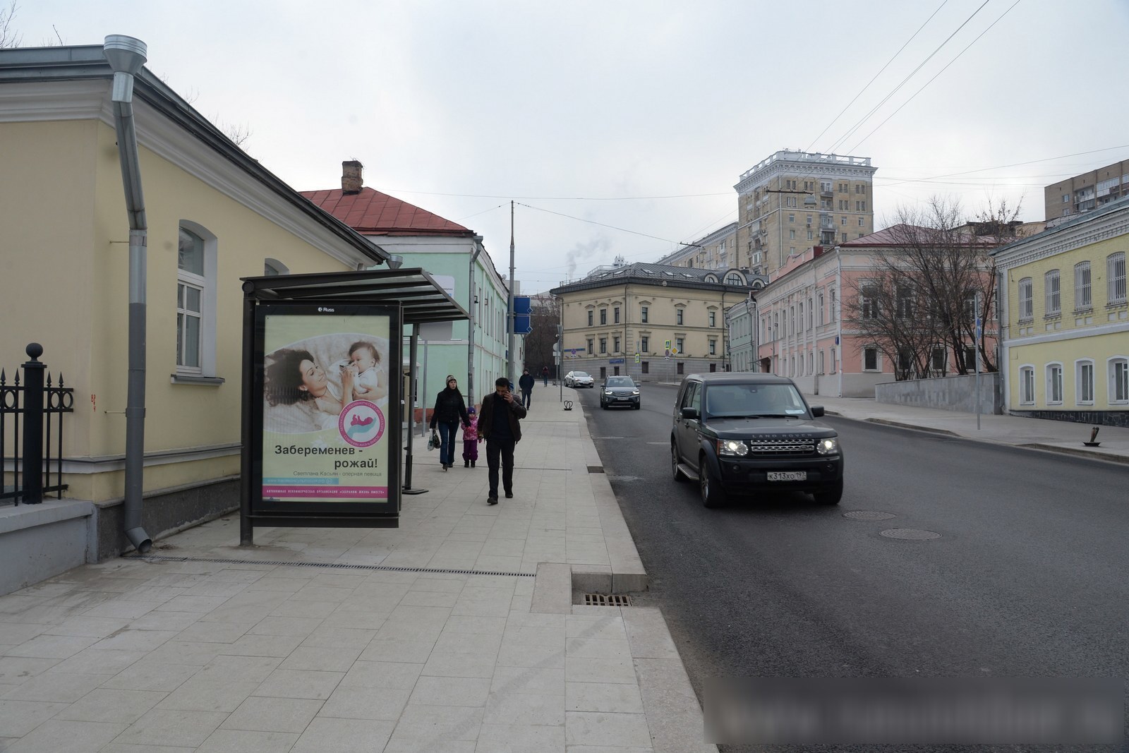 Фотография рекламного носителя, тип: Остановка 1.8x1.2, адрес: Радищевская В. ул., д.3, Москва, Россия. Сторона Б №556575