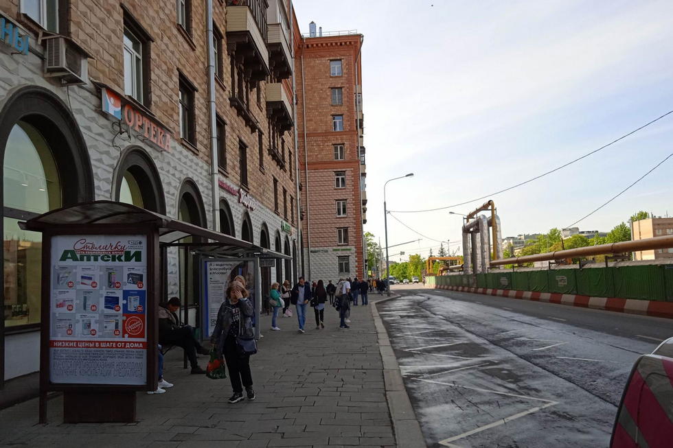 Фотография рекламного носителя, тип: Остановка 1.8x1.2, адрес: Дмитрия Ульянова ул., д.24, стр.1, ост. "м. "Академическая", поз. 2, Москва, Россия. Сторона Б №981651