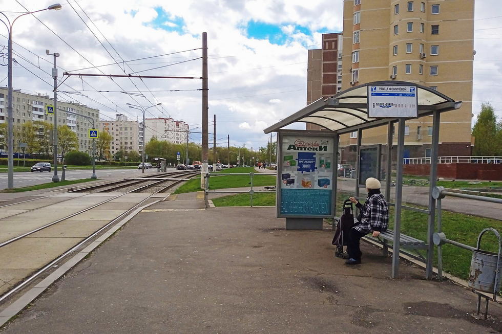 Фотография рекламного носителя, тип: Остановка 1.8x1.2, адрес: Панфиловцев Героев ул., ост. "Фомичевой ул.", Москва, Россия. Сторона А №931747