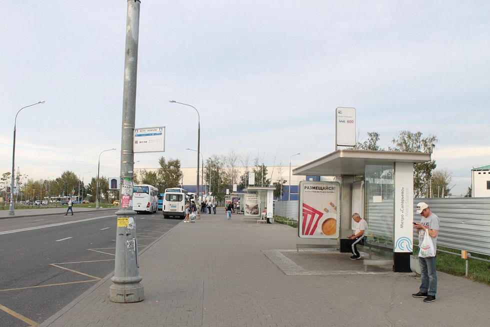 Фотография рекламного носителя, тип: Остановка 1.8x1.2, адрес: Саларьевская ул., ост. "м. "Саларьево", поз.5, Москва, Россия. Сторона А №950620