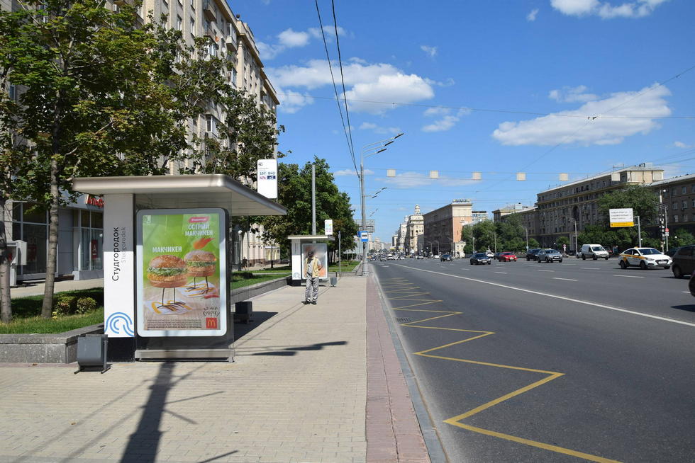 Фотография рекламного носителя, тип: Остановка 1.8x1.2, адрес: Кутузовский пр-т., д.30/32, поз.2, Москва, Россия. Сторона Б №580058