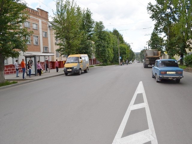 Фотография рекламного носителя, тип: Остановка 1.8x1.2, адрес: Маяковского пл., ПТУ №3, Калуга, Калужская область, Россия. Сторона В1-B5 №621581