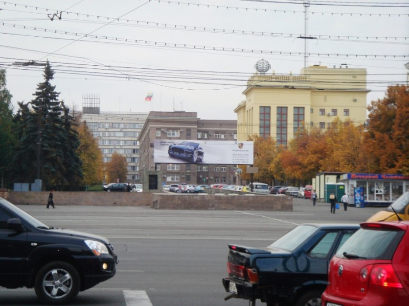 Фотография рекламного носителя, тип: Нестандартный билборд, адрес: Революции пл., у ТЮЗа, Челябинск, Челябинская область, Россия. Сторона A1-A3 №367427