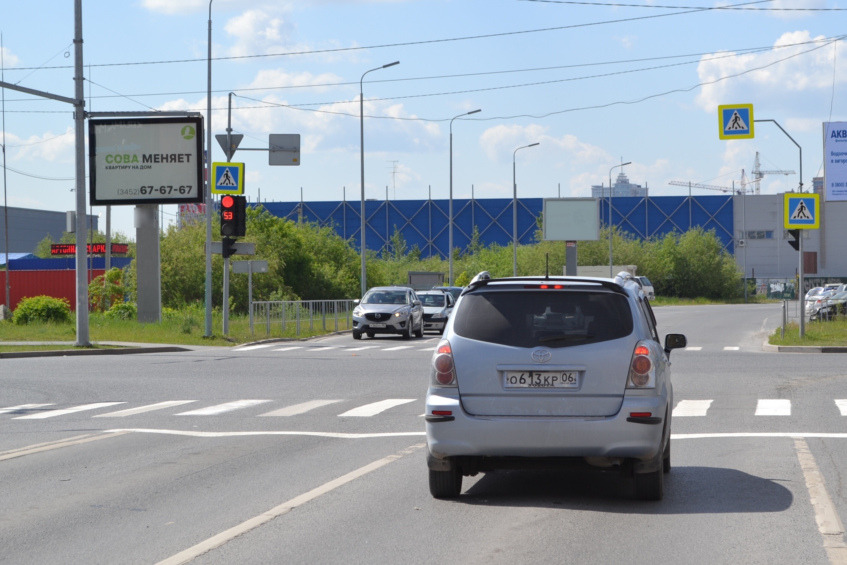 Фотография рекламного носителя, тип: Ситиборд 2.7x3.7, адрес: Эрвье ул., д.22, поз.1, Тюмень, Тюменская область, Россия. Сторона Б1 №1096248