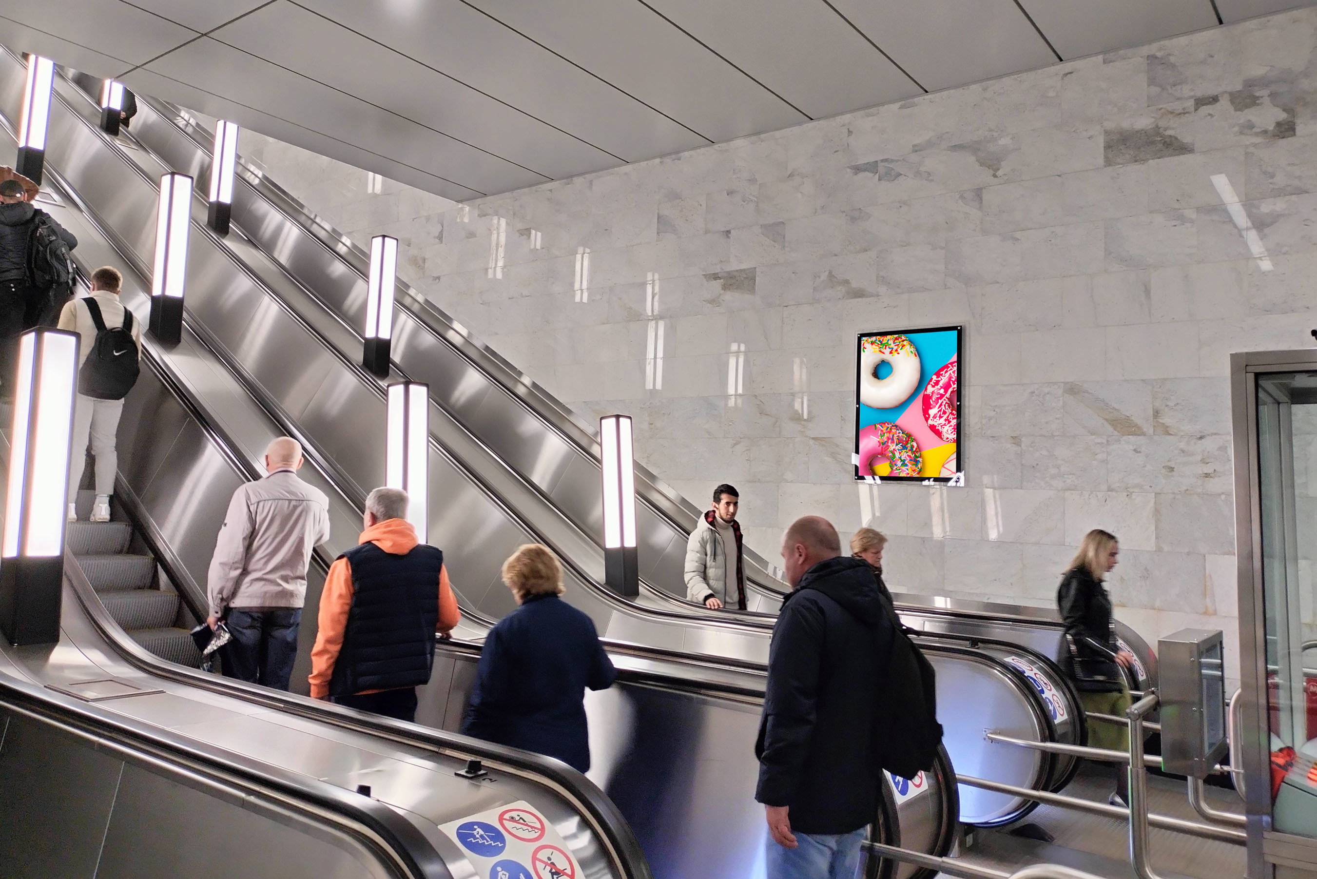 Фотография рекламного носителя, тип: Кристалайт, адрес: Станция метро «Народное Ополчение», линия Большая кольцевая, Москва, Россия. Сторона/вариант A №1055320