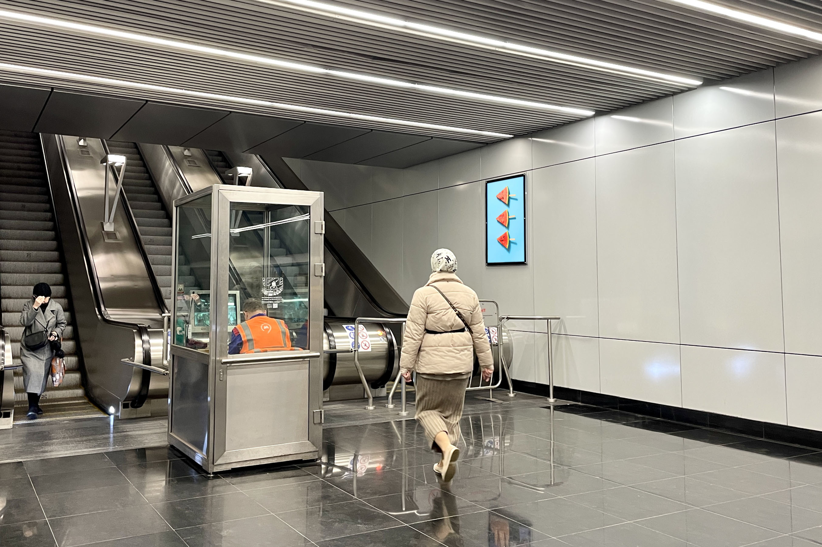 Фотография рекламного носителя, тип: Кристалайт, адрес: Станция метро «Озёрная», линия Солнцевская, Москва, Россия. Сторона/вариант №1001907