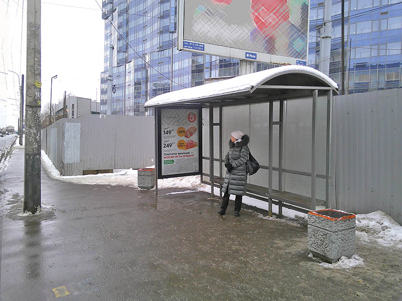 Фотография рекламного носителя, тип: Остановка 1.8x1.2, адрес: Заневский пр-т. Х Уткин пр-т., д.13, корп.6, Санкт-Петербург, Россия. Сторона A №1094385