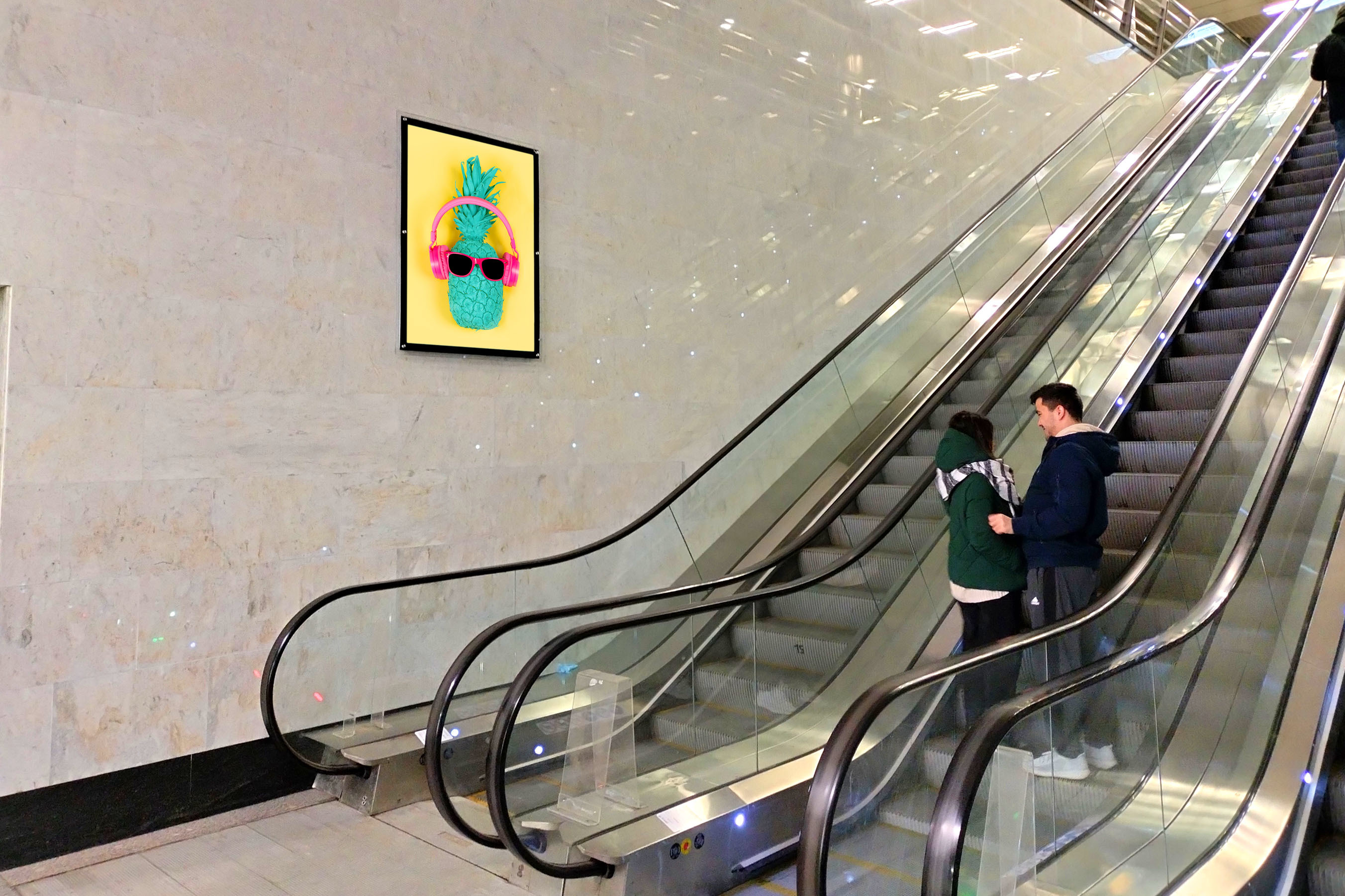 Фотография рекламного носителя, тип: Кристалайт, адрес: Станция метро «Международная», линия Филёвская, Москва, Россия. Сторона/вариант A №1055319