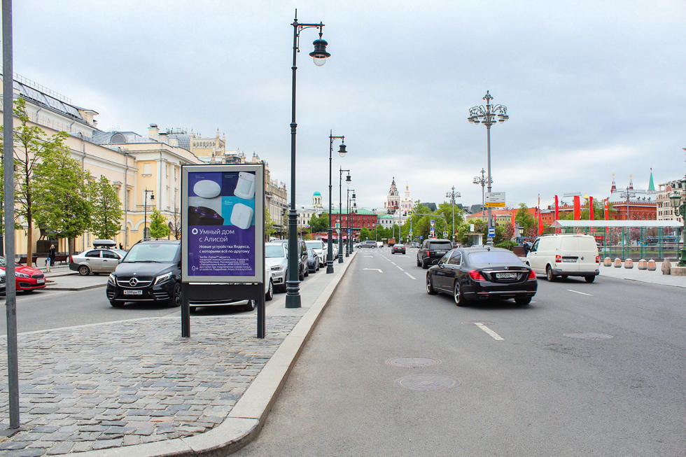 Фотография рекламного носителя, тип: Ситиформат 1.8x1.2, адрес: Петровка ул., д.2, Москва, Россия. Сторона A1-A5 №1004938