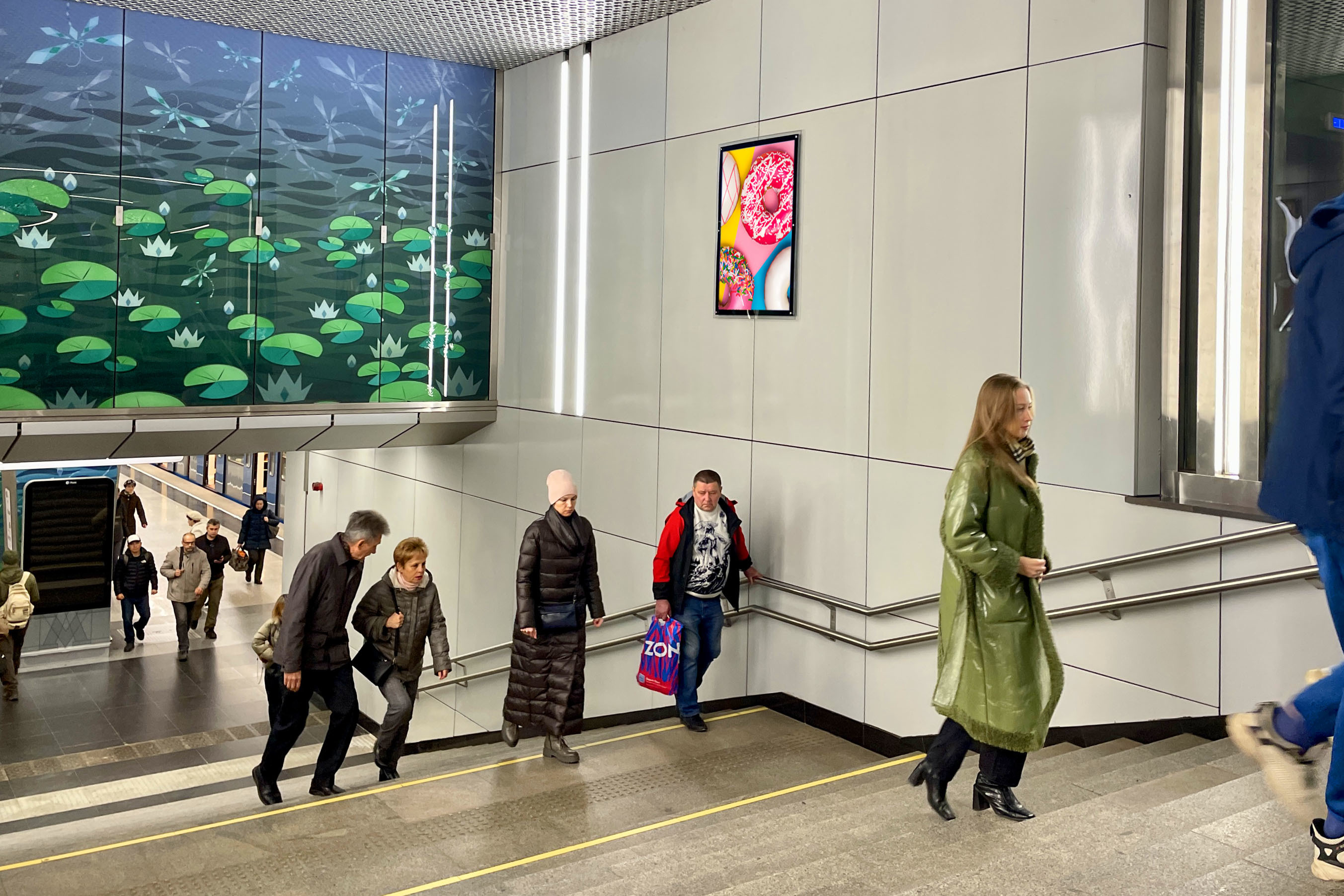 Фотография рекламного носителя, тип: Кристалайт, адрес: Станция метро «Озёрная», линия Солнцевская, Москва, Россия. Сторона/вариант №1001906