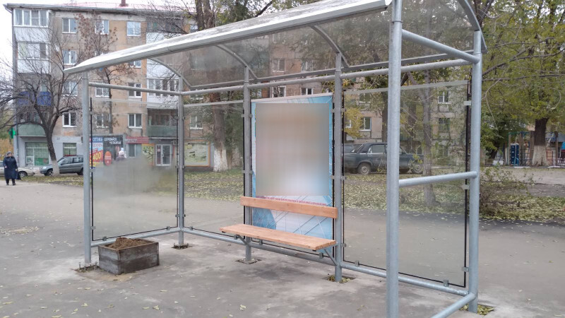 Фотография рекламного носителя, тип: Остановка 1.8x1.2, адрес: Островского ул., д.20 - Победы пр.-т., Новокуйбышевск, Самарская область, Россия. Сторона B1 №1081472