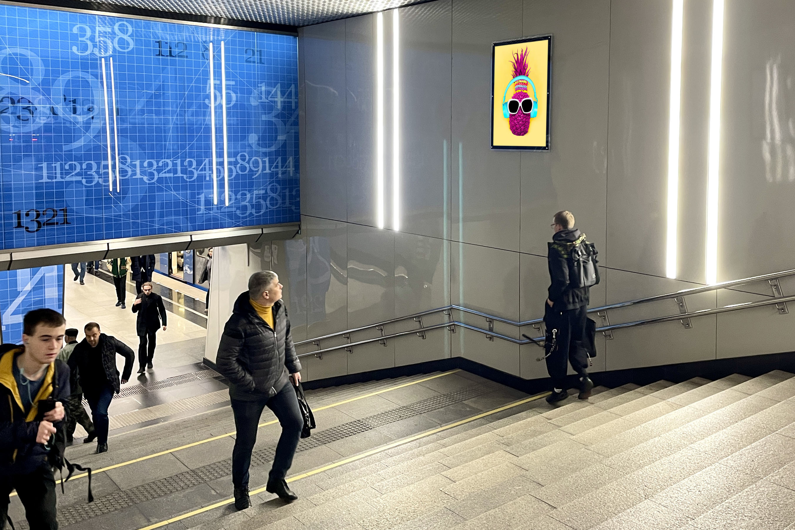 Фотография рекламного носителя, тип: Кристалайт, адрес: Станция метро «Ломоносовский проспект», линия Солнцевская, Москва, Россия. Сторона/вариант №1001904