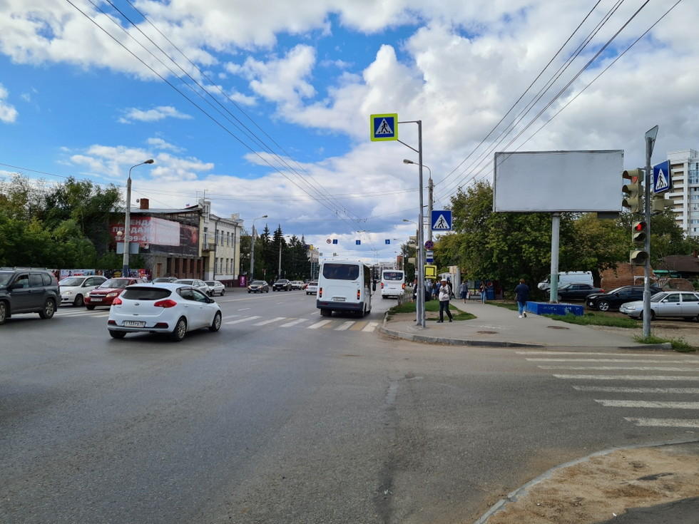 Фотография рекламного носителя, тип: Билборд 3x6, адрес: 10 лет Октября ул. X 30 лет ВЛКСМ ул., д.41, Омск, Омская область, Россия. Сторона А №1010003