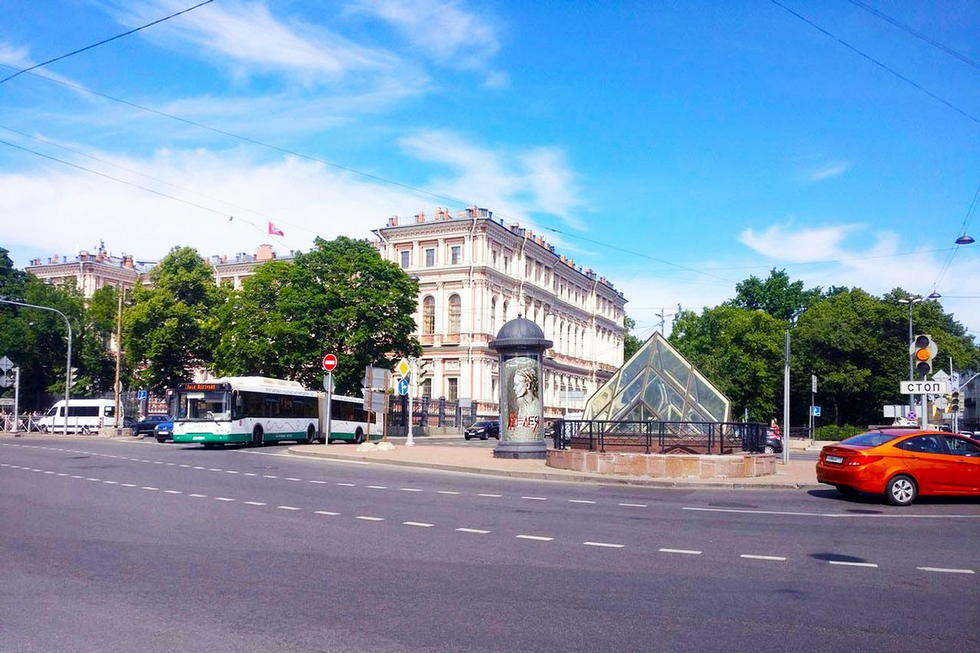 Фотография рекламного носителя, тип: Пиллар 3x1.4, адрес: Труда пл. Х Адмиралтейского канала наб., Санкт-Петербург, Россия. Сторона С №629634