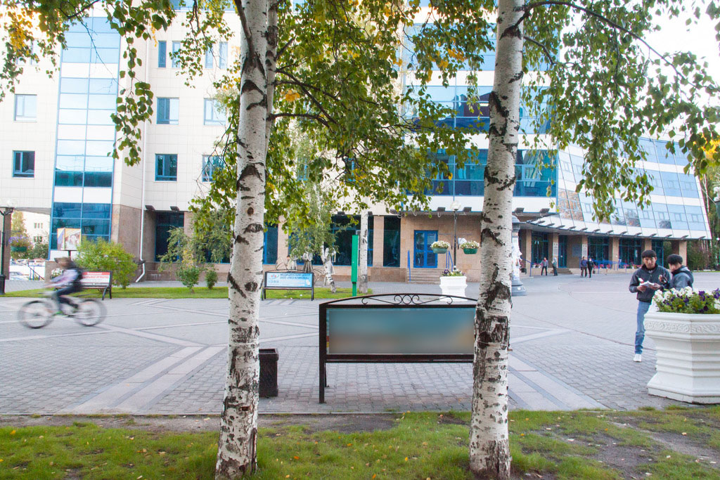 Фотография рекламного носителя, тип: Нестандартный ситиформат, адрес: Карла-Маркса ул., промежуток от фонтана до Ленина ул., поз.18, Ханты-Мансийск, Ханты-Мансийский автономный округ – Югра, Россия. Сторона B №940136