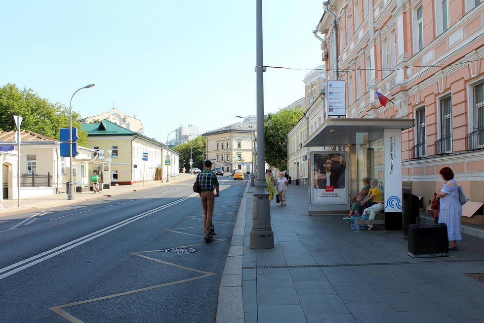 Фотография рекламного носителя, тип: Остановка 1.8x1.2, адрес: В. Радищевская ул., ост. Тетеринский пер., Москва, Россия. Сторона А №335413