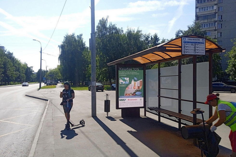 Фотография рекламного носителя, тип: Остановка 1.8x1.2, адрес: Малыгина ул., д.5, корп.1, поз.1, Москва, Россия. Сторона А №301508