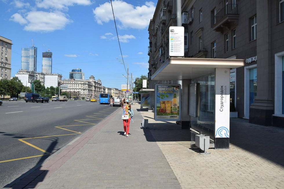 Фотография рекламного носителя, тип: Остановка 1.8x1.2, адрес: Кутузовский пр-т., д.35, поз.1, Москва, Россия. Сторона А №580059