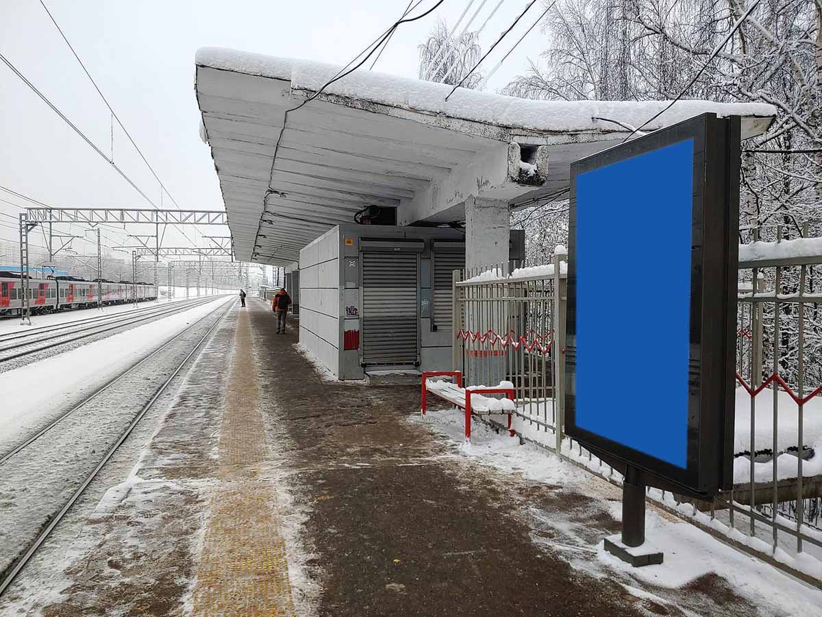 Фотография рекламного носителя, тип: Ситиформат 1.8x1.2, адрес: Подрезково ст., платформа на Москву, справа от навеса, Московская область, Россия. Сторона А №941853